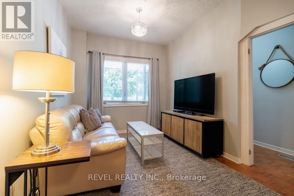 255 Franklin Avenue, Toronto, Ontario  M6P 3Z4 - Photo 4 - W13663436