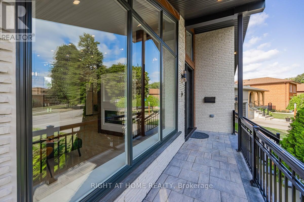 690 Hillman Crescent, Mississauga, Ontario  L4Y 2H9 - Photo 2 - W13660258