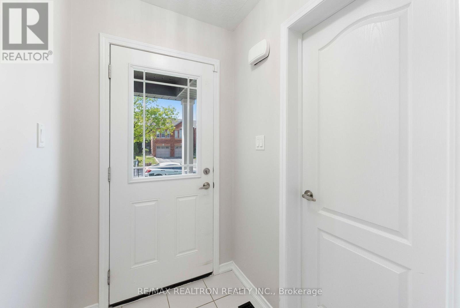 25 Robinson Street, Barrie, Ontario  L4N 3J1 - Photo 4 - S13667072