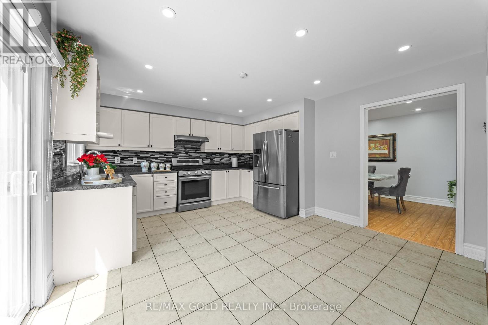 8 Bayridge Drive, Brampton, Ontario  L6P 2H8 - Photo 11 - W13666918