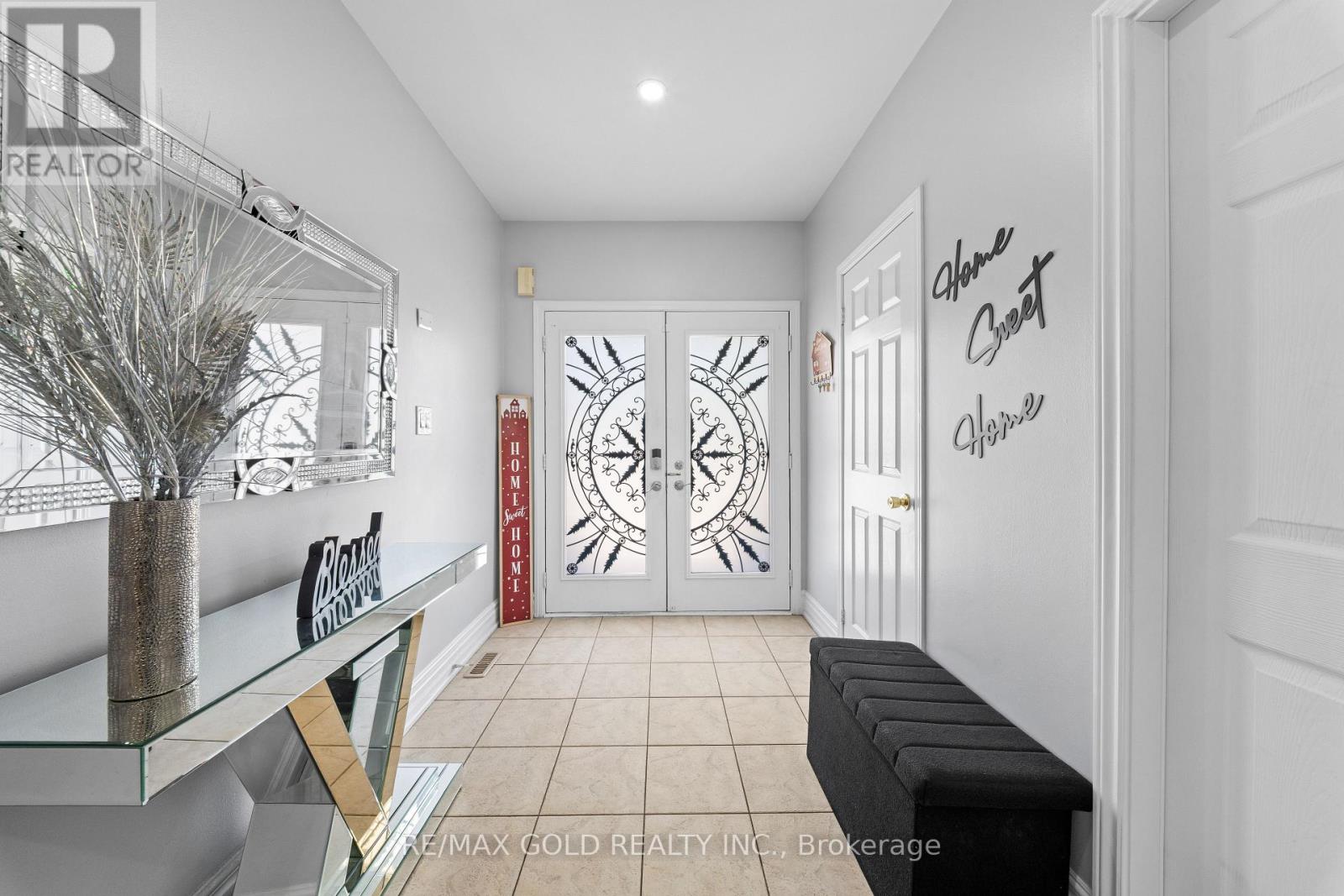 8 Bayridge Drive, Brampton, Ontario  L6P 2H8 - Photo 2 - W13666918