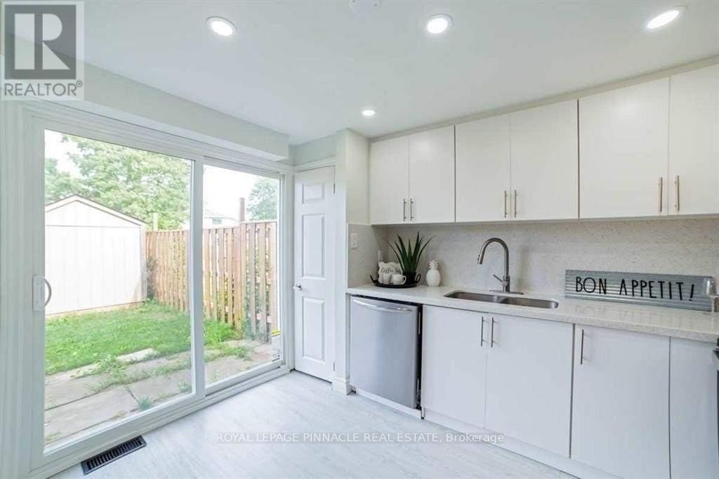 733 Parkview Crescent, Cambridge, Ontario  N3H 5A1 - Photo 2 - X13667056