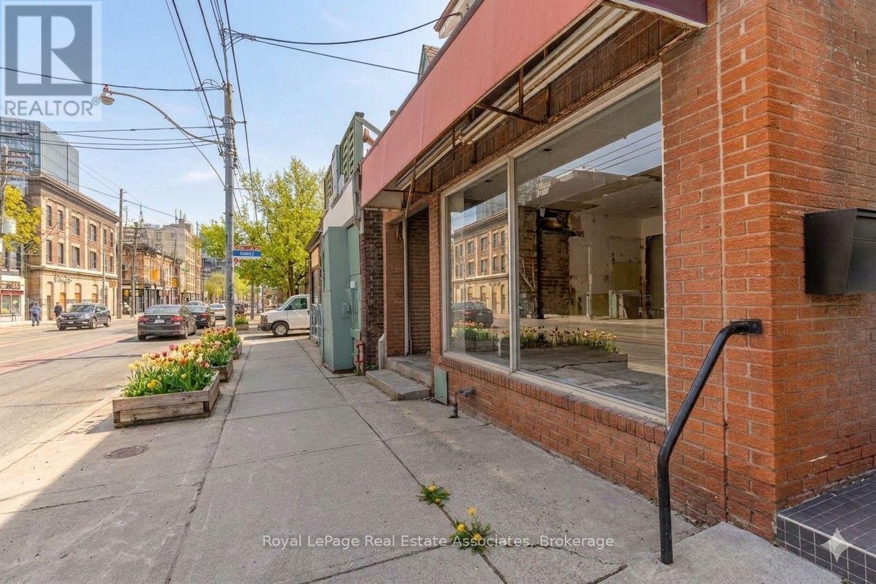 198 BATHURST STREET, Toronto, Ontario
