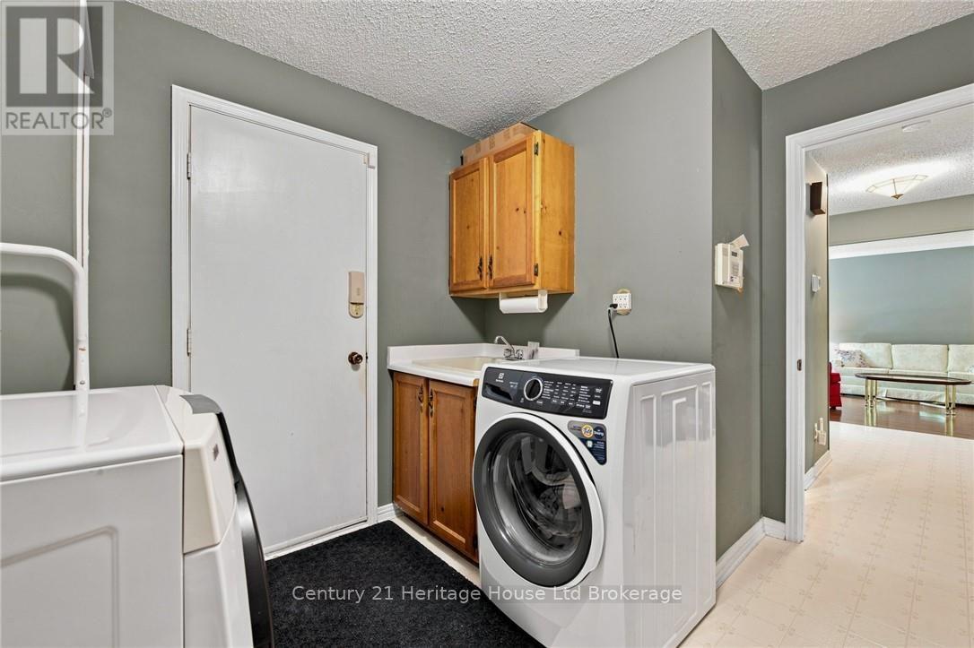 243 Tatlock Court, Waterloo, Ontario  N2L 5Y6 - Photo 17 - X13667134