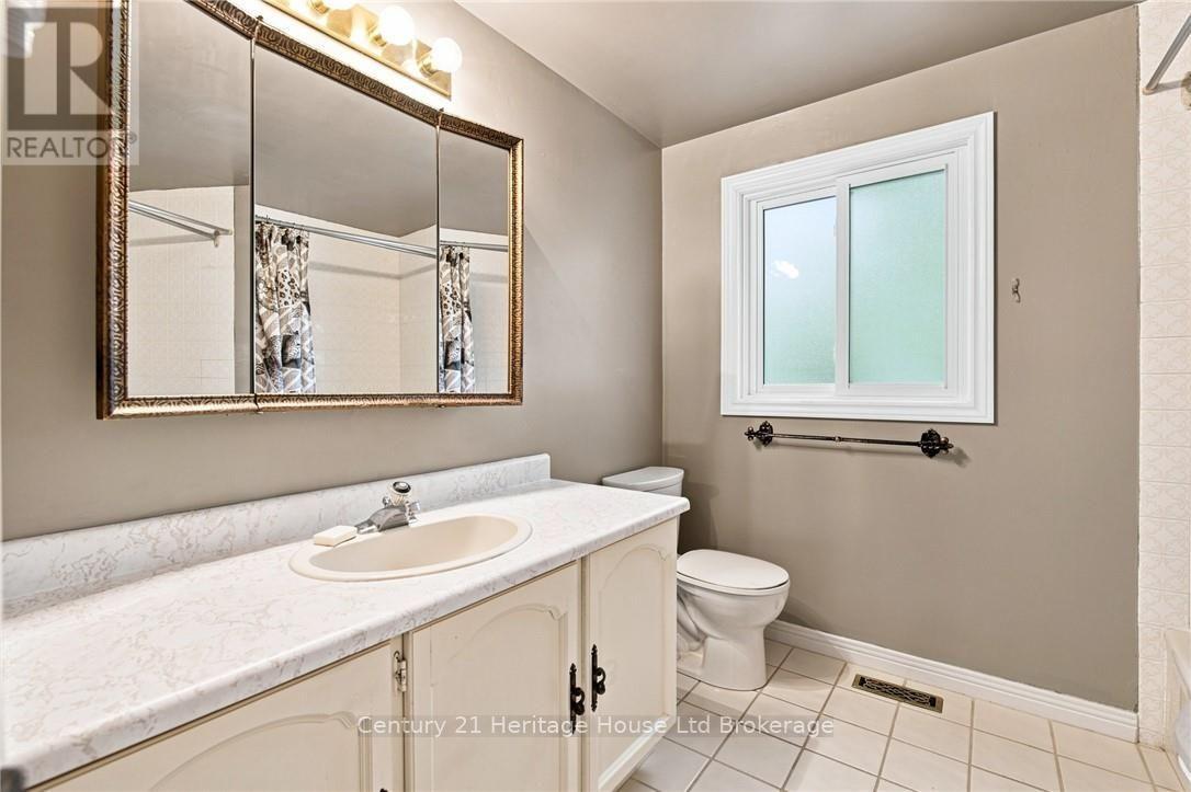 243 Tatlock Court, Waterloo, Ontario  N2L 5Y6 - Photo 20 - X13667134