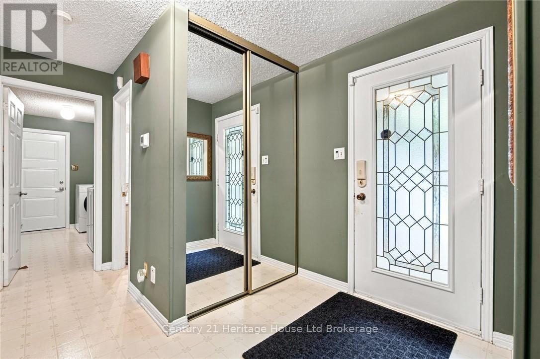 243 Tatlock Court, Waterloo, Ontario  N2L 5Y6 - Photo 4 - X13667134
