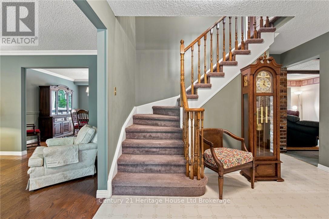 243 Tatlock Court, Waterloo, Ontario  N2L 5Y6 - Photo 5 - X13667134