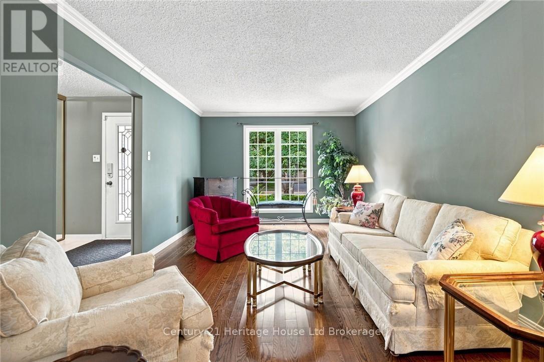 243 Tatlock Court, Waterloo, Ontario  N2L 5Y6 - Photo 7 - X13667134