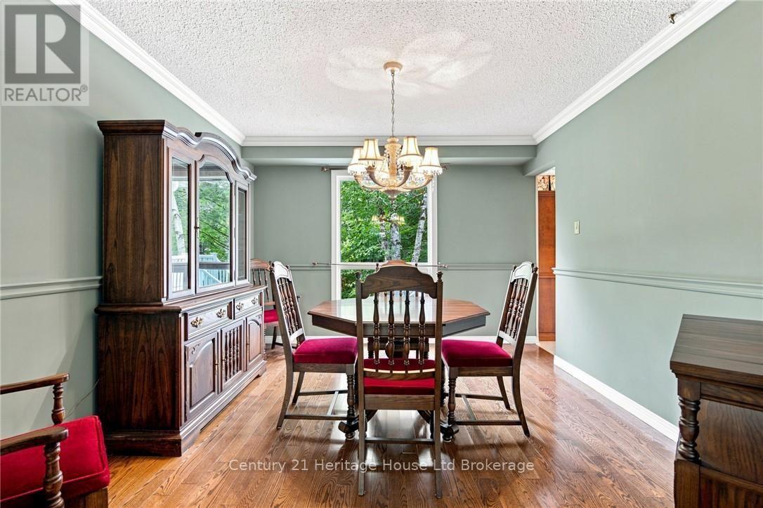 243 Tatlock Court, Waterloo, Ontario  N2L 5Y6 - Photo 8 - X13667134