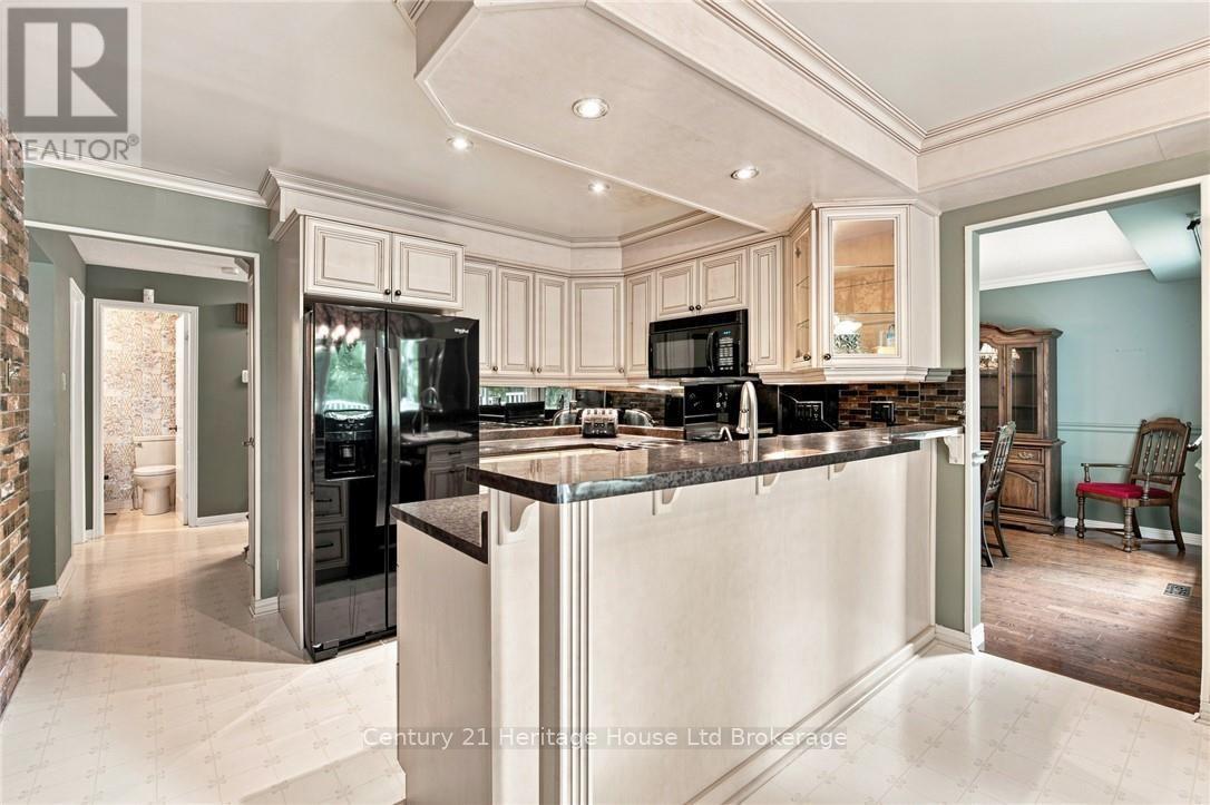 243 Tatlock Court, Waterloo, Ontario  N2L 5Y6 - Photo 9 - X13667134