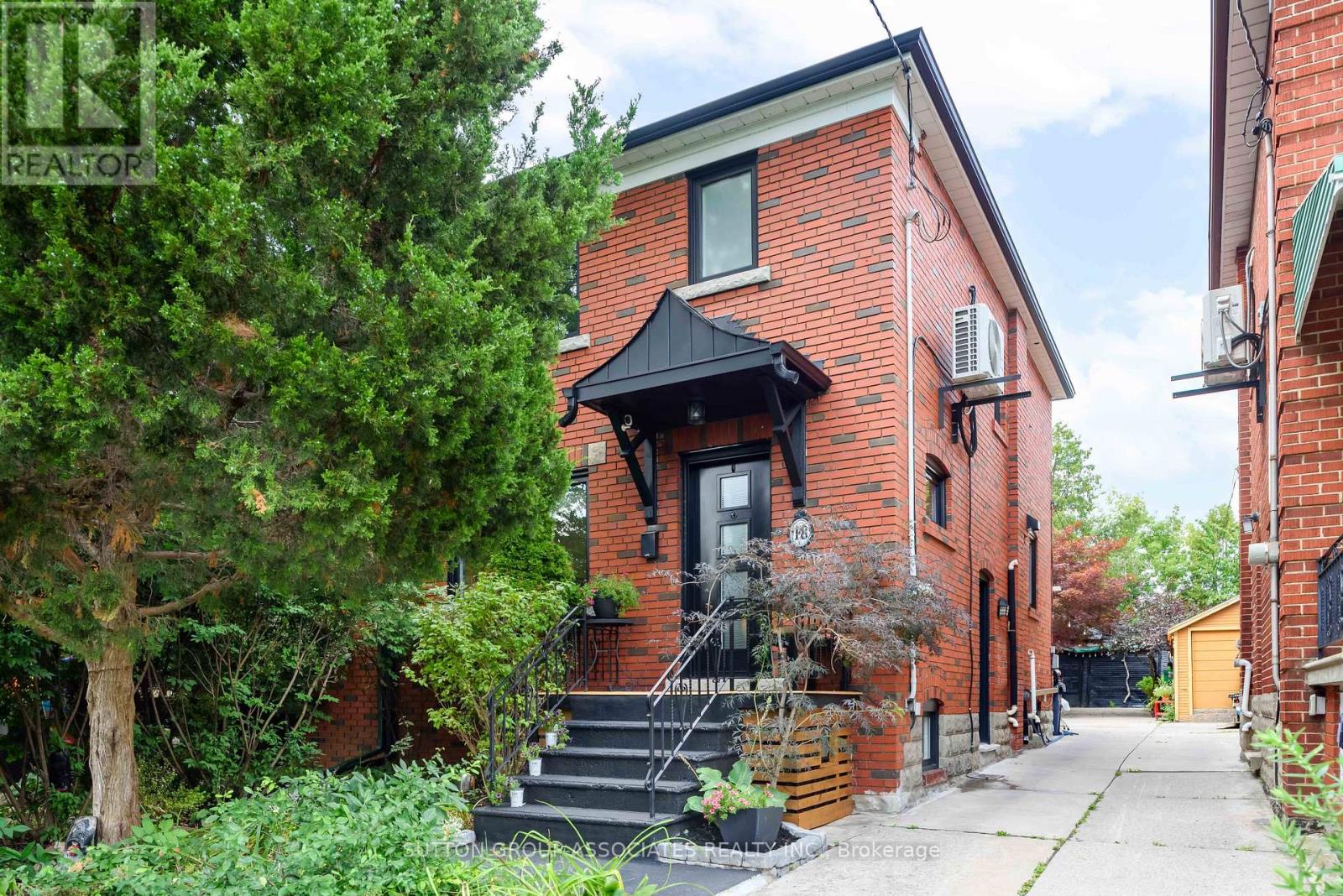 <div class="slider-price">$1,049,000</div><p>18 Earnscliffe Road, Toronto, Ontario</p>