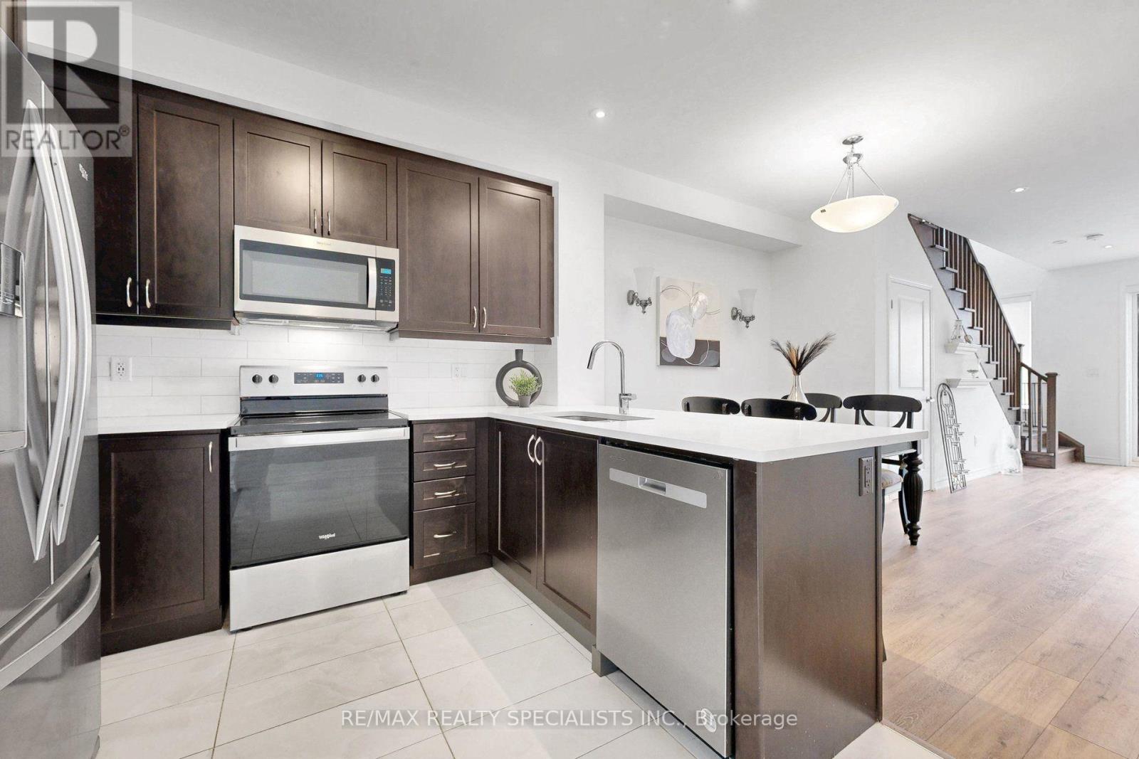 42 Keppel Circle, Brampton, Ontario  L7A 5L1 - Photo 5 - W13660120