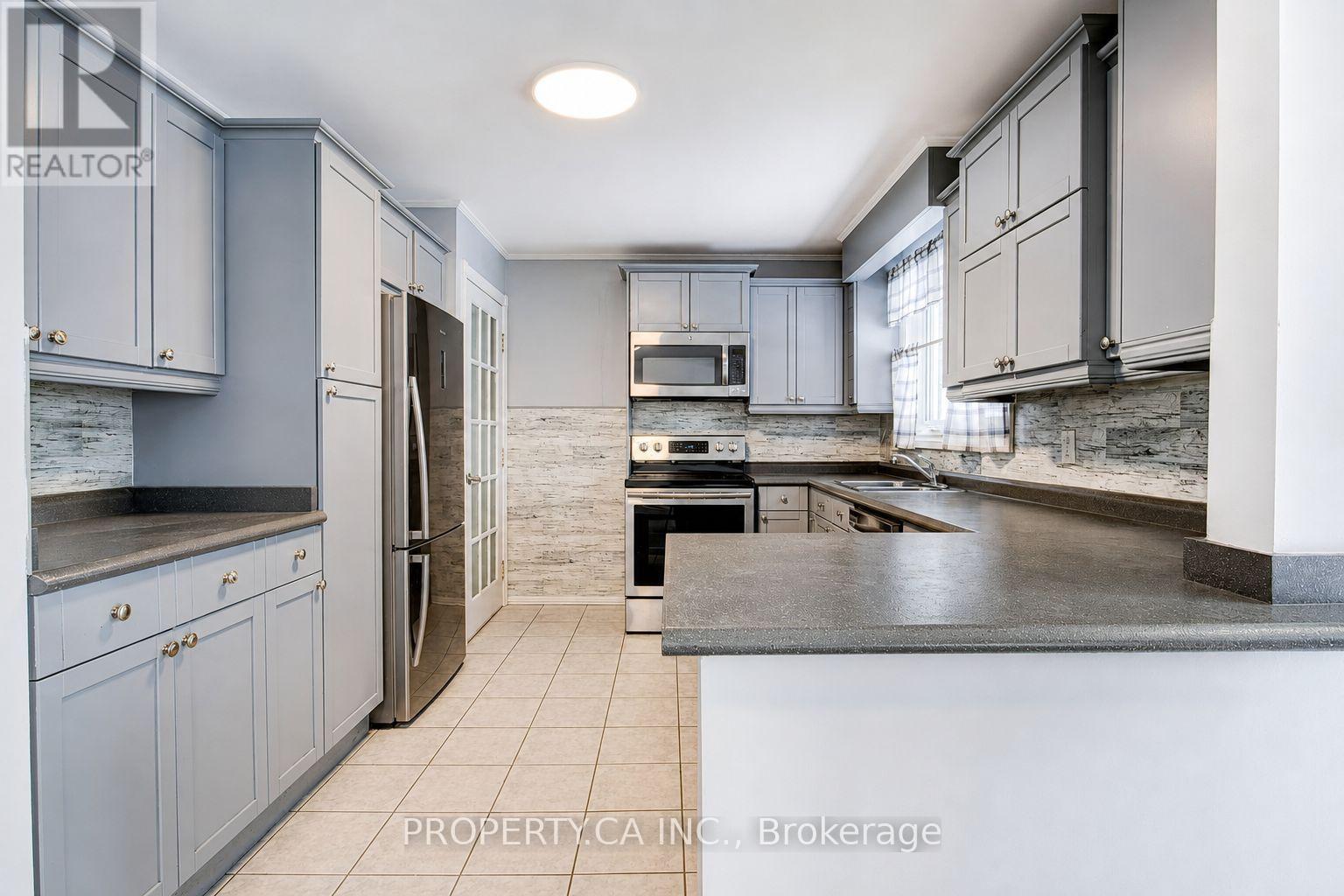 Upper - 71 Highpark Avenue, Kitchener, Ontario  N2C 2C3 - Photo 3 - X13667198