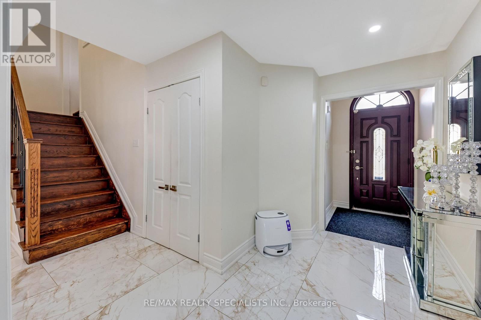 63 Blue Spruce Street, Brampton, Ontario  L6R 1C4 - Photo 3 - W13663568