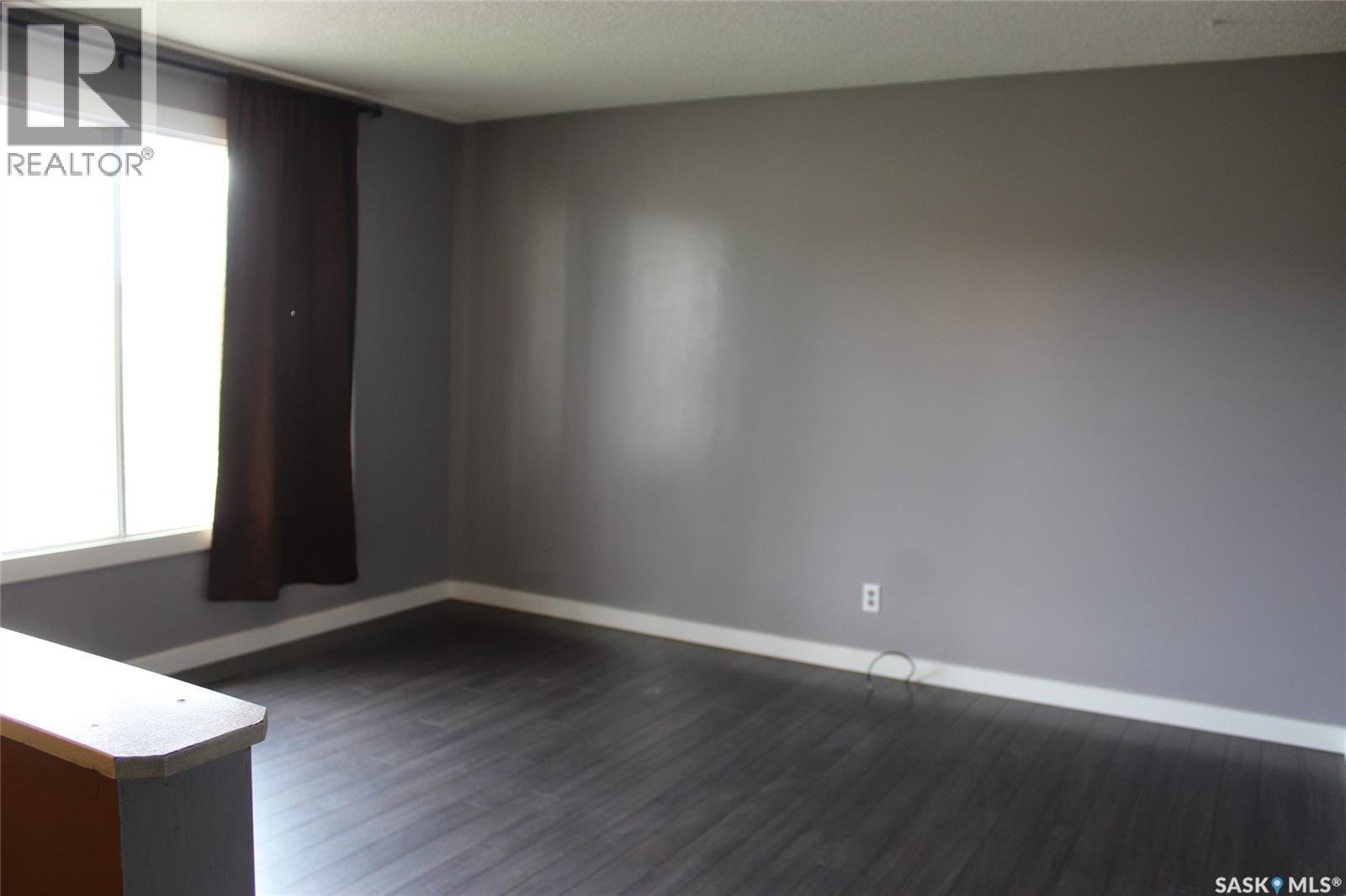 581 3rd Street W, Shaunavon, Saskatchewan  S0N 2M0 - Photo 2 - SK045355