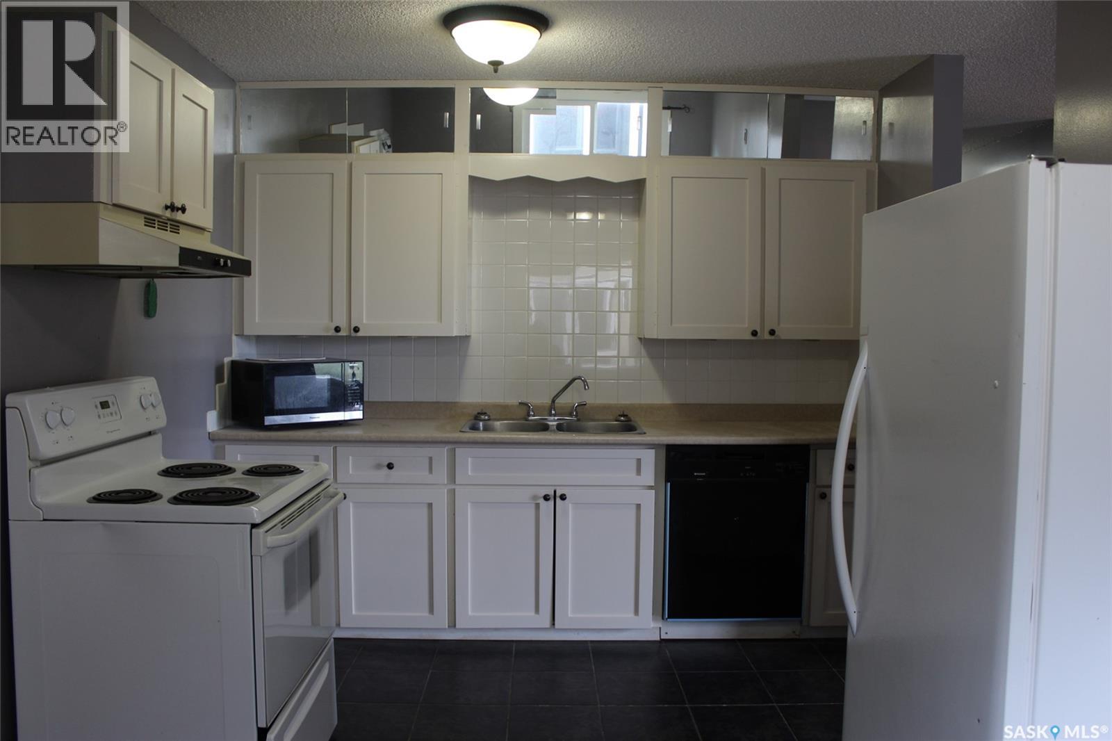 581 3rd Street W, Shaunavon, Saskatchewan  S0N 2M0 - Photo 3 - SK045355