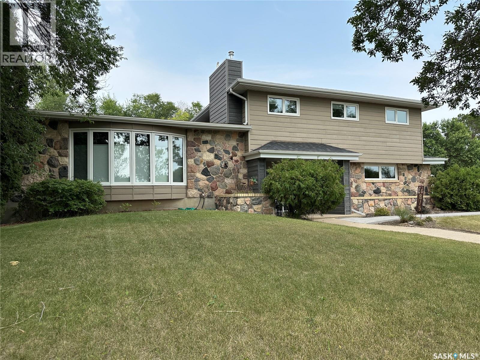 815 Douglas ROAD, weyburn, Saskatchewan