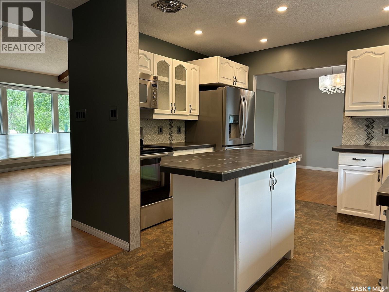 815 Douglas Road, Weyburn, Saskatchewan  S4H 2M9 - Photo 14 - SK045257
