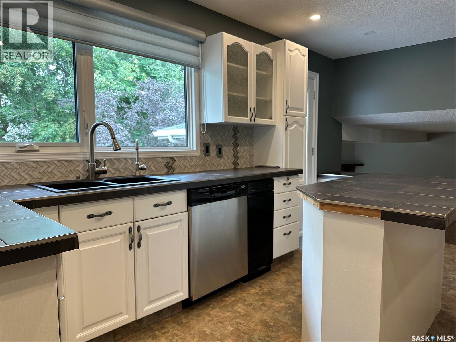 815 Douglas Road, Weyburn, Saskatchewan  S4H 2M9 - Photo 15 - SK045257