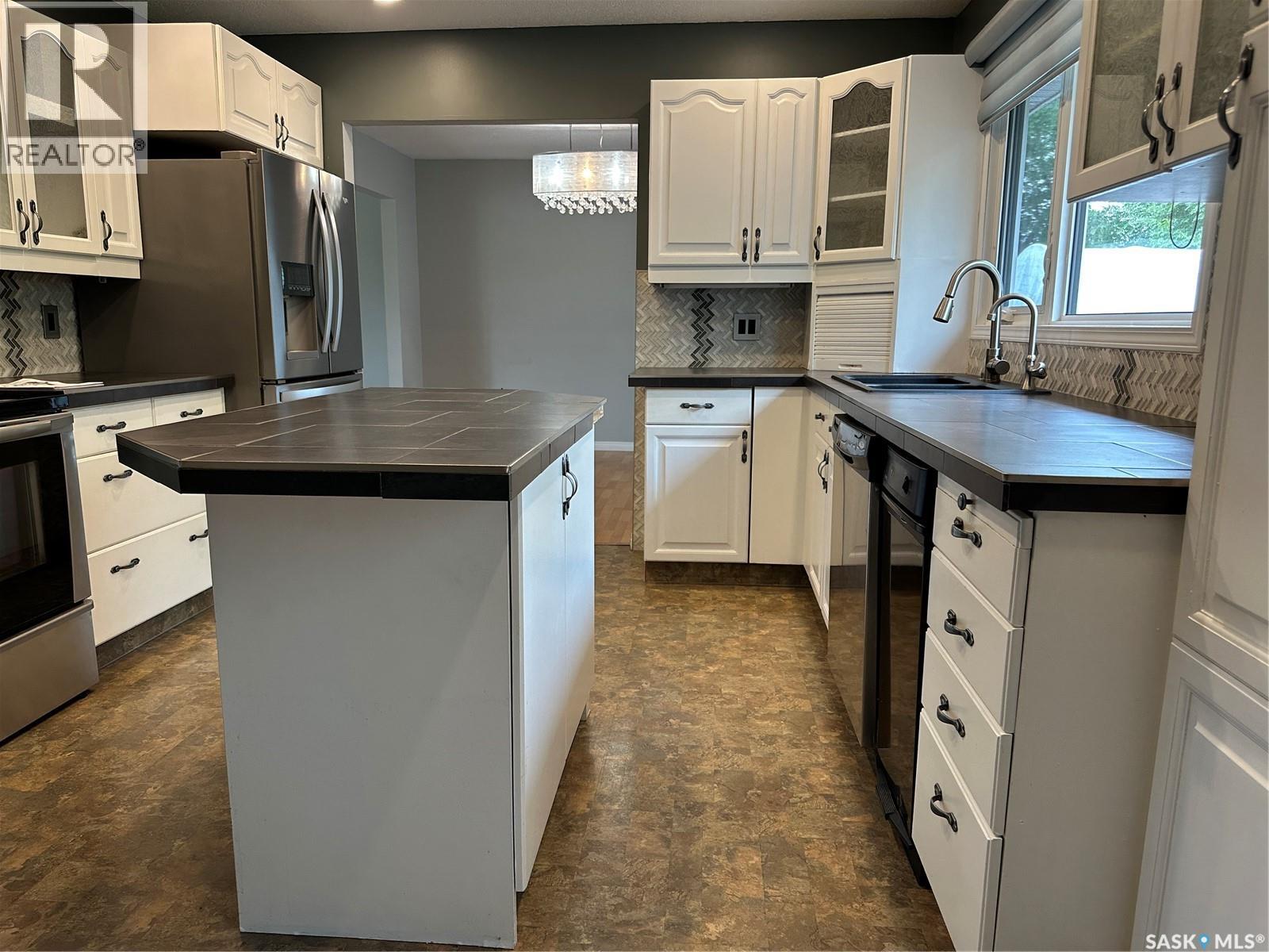 815 Douglas Road, Weyburn, Saskatchewan  S4H 2M9 - Photo 16 - SK045257
