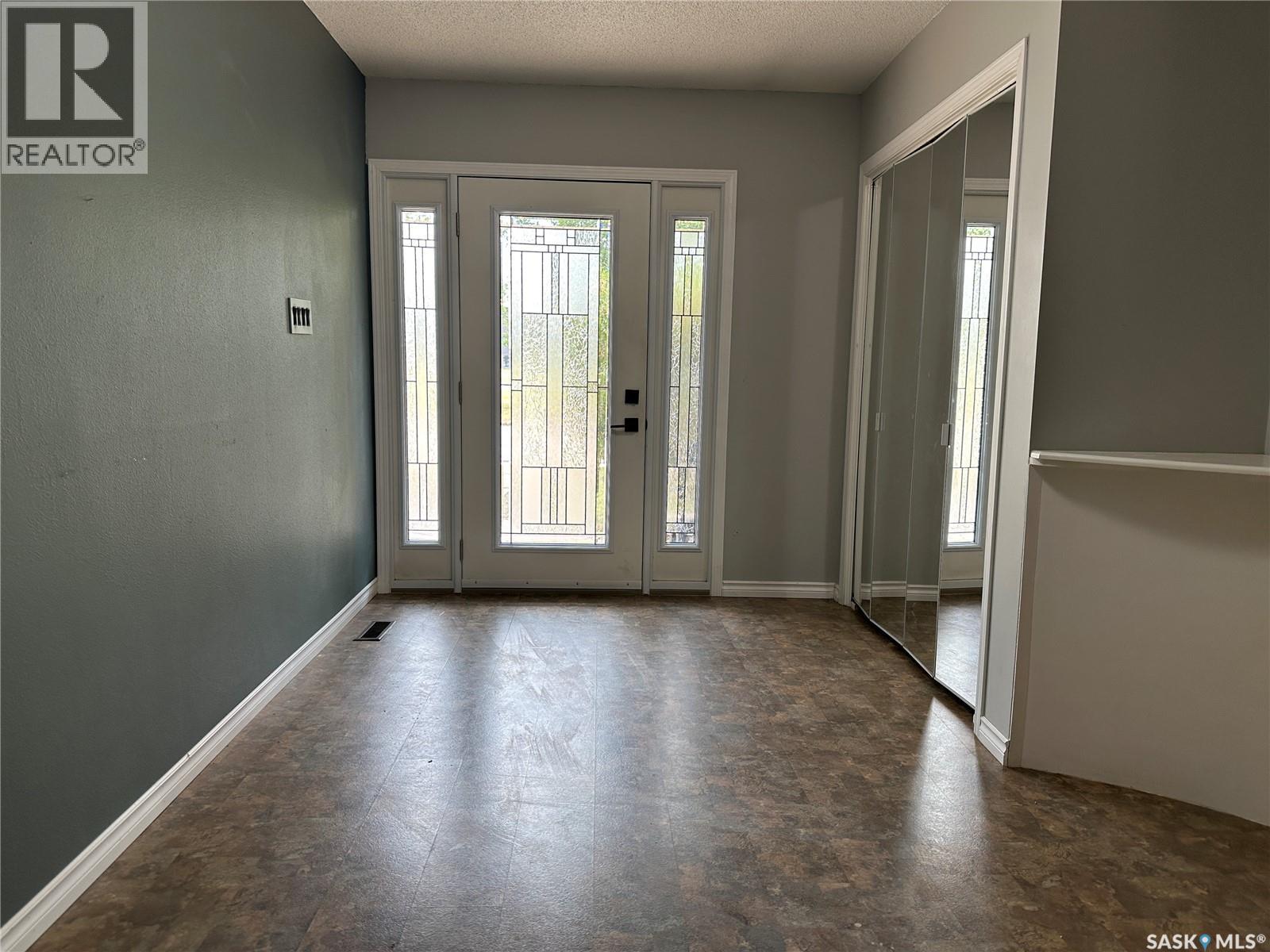 815 Douglas Road, Weyburn, Saskatchewan  S4H 2M9 - Photo 2 - SK045257