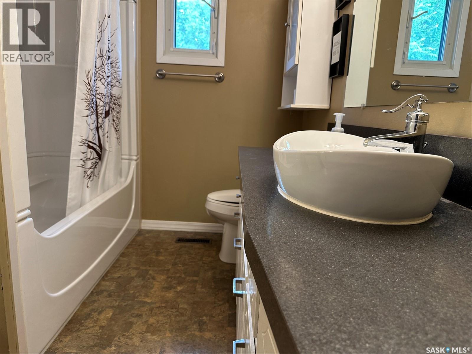 815 Douglas Road, Weyburn, Saskatchewan  S4H 2M9 - Photo 23 - SK045257