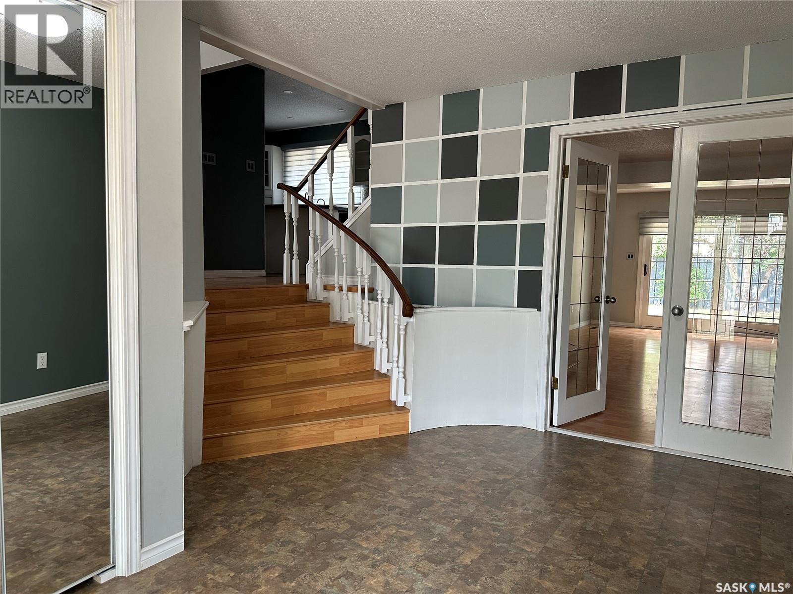 815 Douglas Road, Weyburn, Saskatchewan  S4H 2M9 - Photo 3 - SK045257