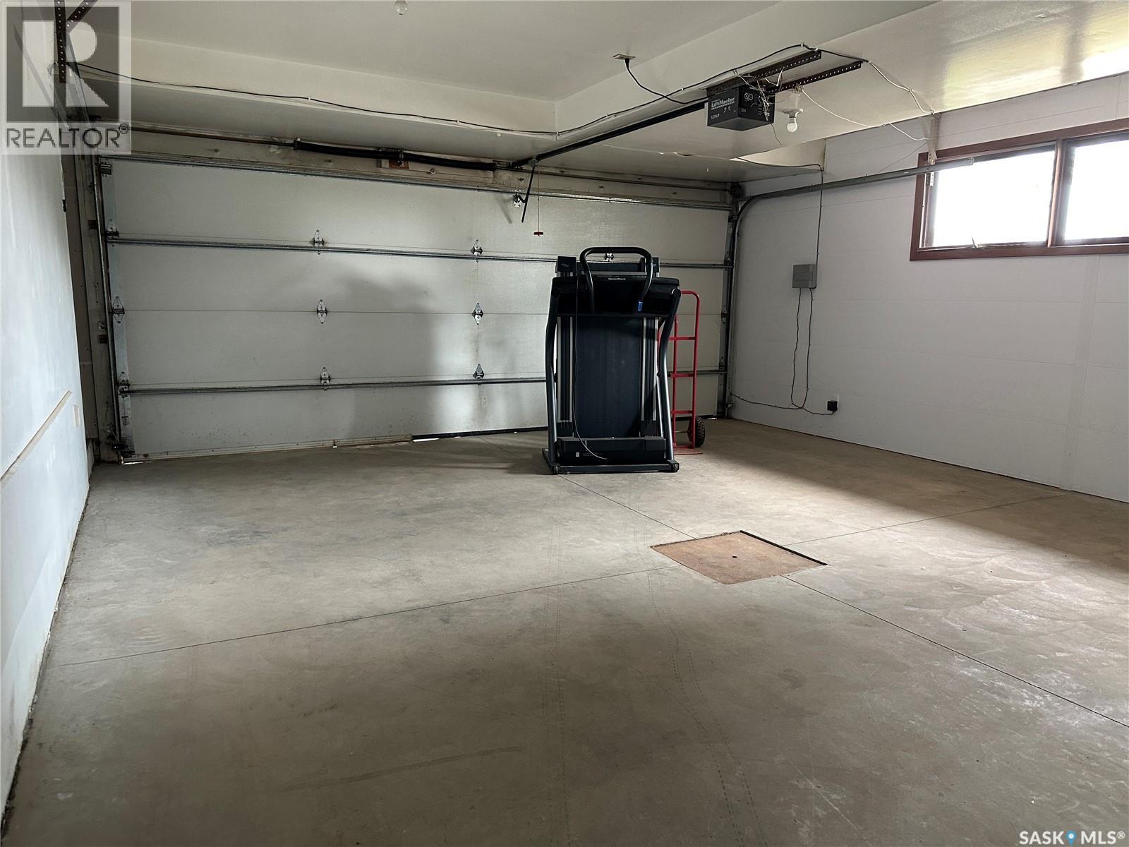 815 Douglas Road, Weyburn, Saskatchewan  S4H 2M9 - Photo 37 - SK045257
