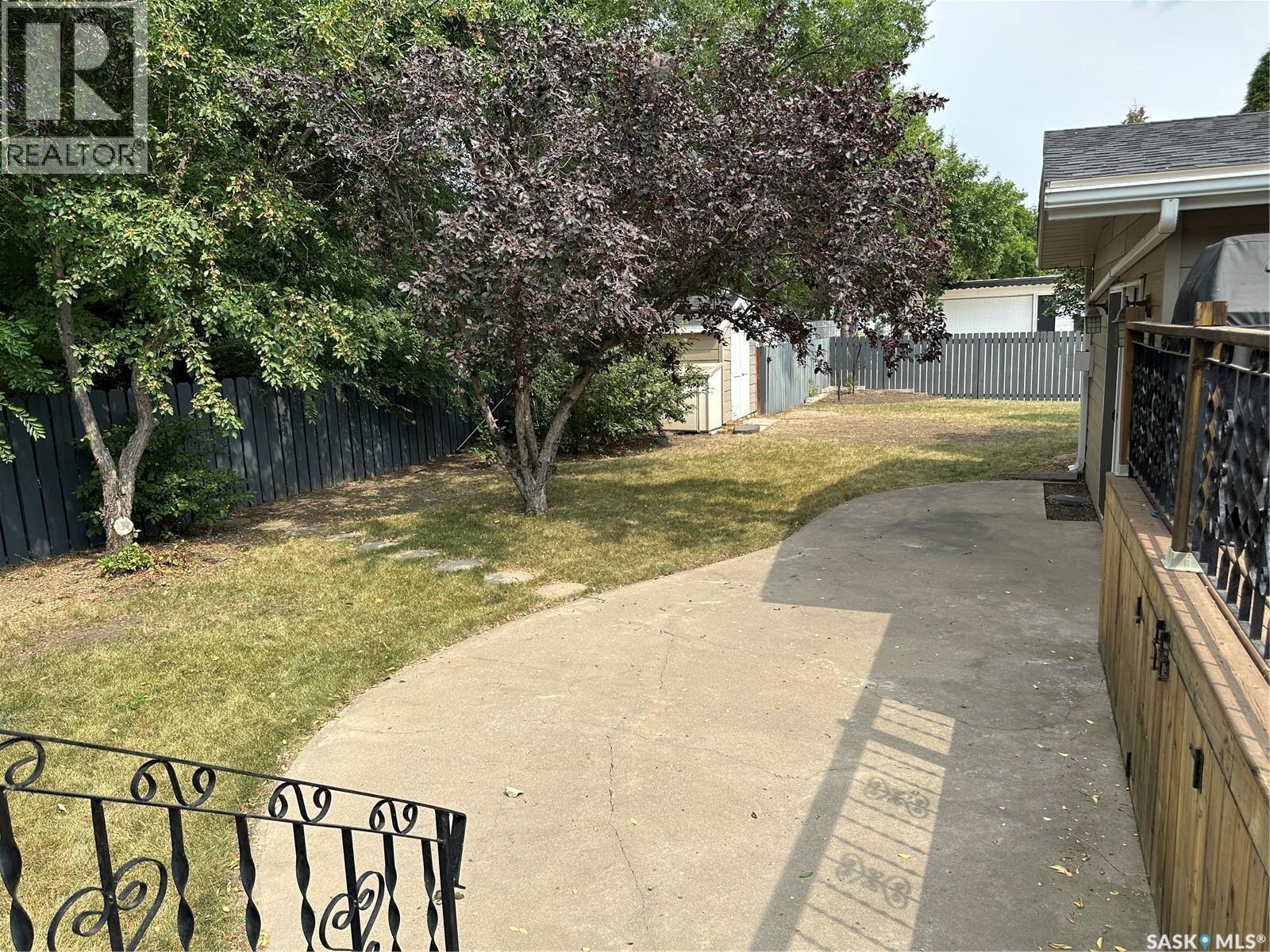 815 Douglas Road, Weyburn, Saskatchewan  S4H 2M9 - Photo 40 - SK045257