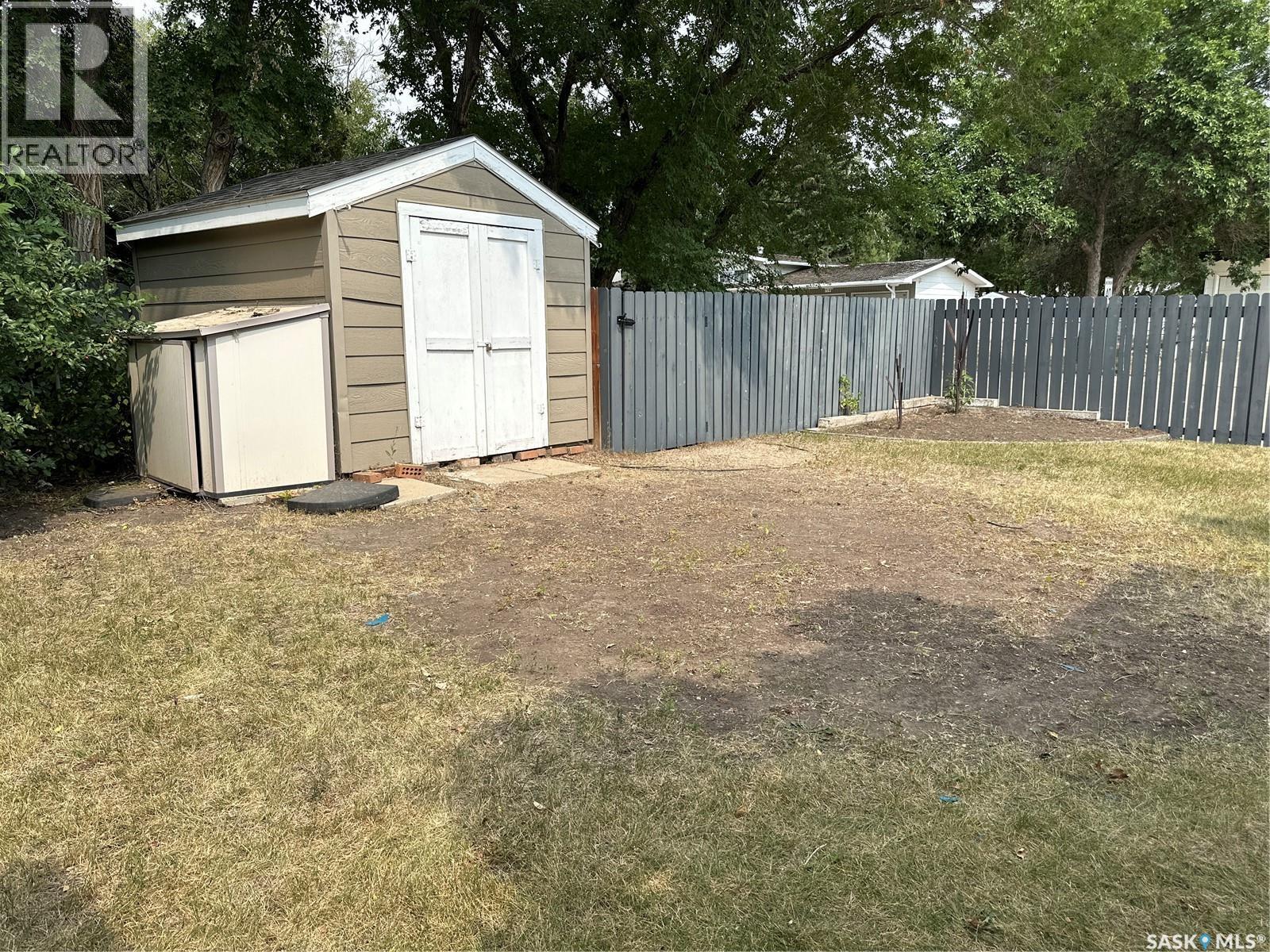 815 Douglas Road, Weyburn, Saskatchewan  S4H 2M9 - Photo 42 - SK045257