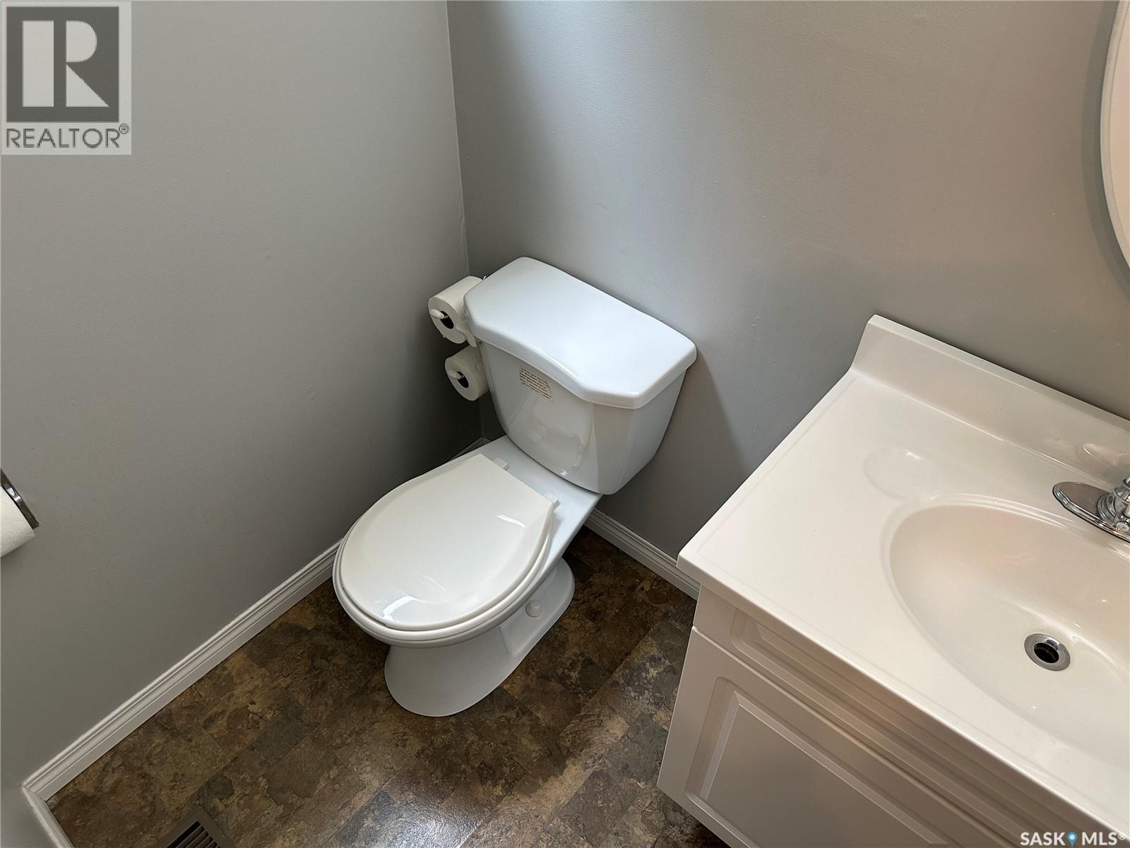 815 Douglas Road, Weyburn, Saskatchewan  S4H 2M9 - Photo 8 - SK045257