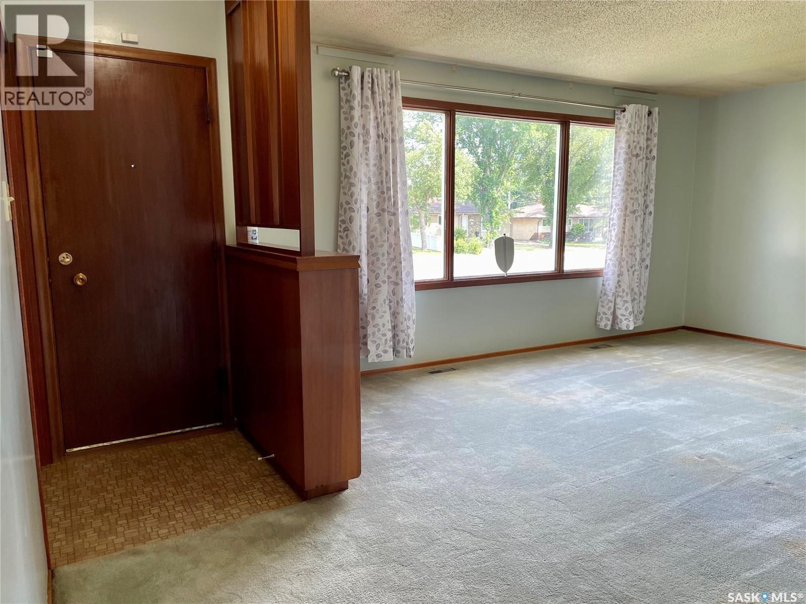 206 Mcintosh Street N, Regina, Saskatchewan  S4R 4Z9 - Photo 5 - SK044798