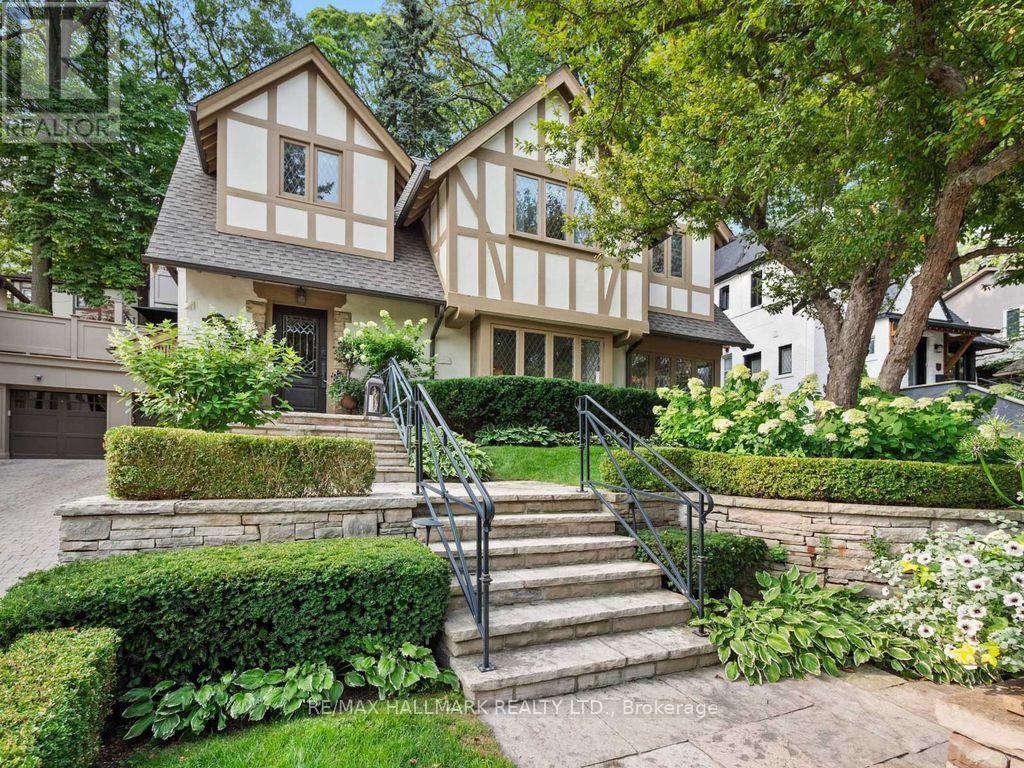 <div class="slider-price">$3,889,000</div><p>14 Pine Crescent, Toronto, Ontario</p>