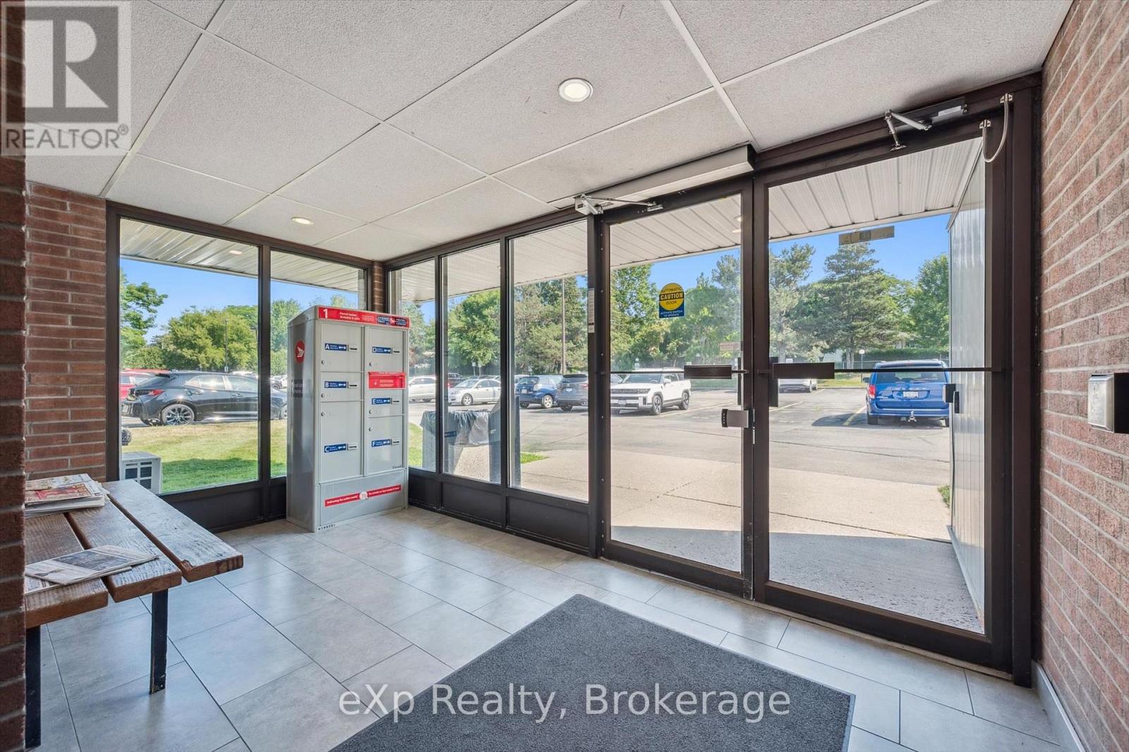404 - 65 Silvercreek Parkway N, Guelph, Ontario N1H 7R9 - Photo 4 - X13667282
