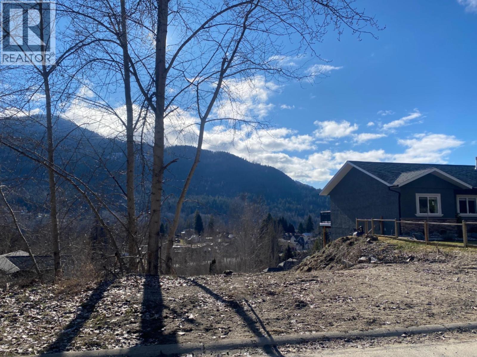 933 7th Street, Montrose, British Columbia  V0G 1P0 - Photo 2 - 10370435
