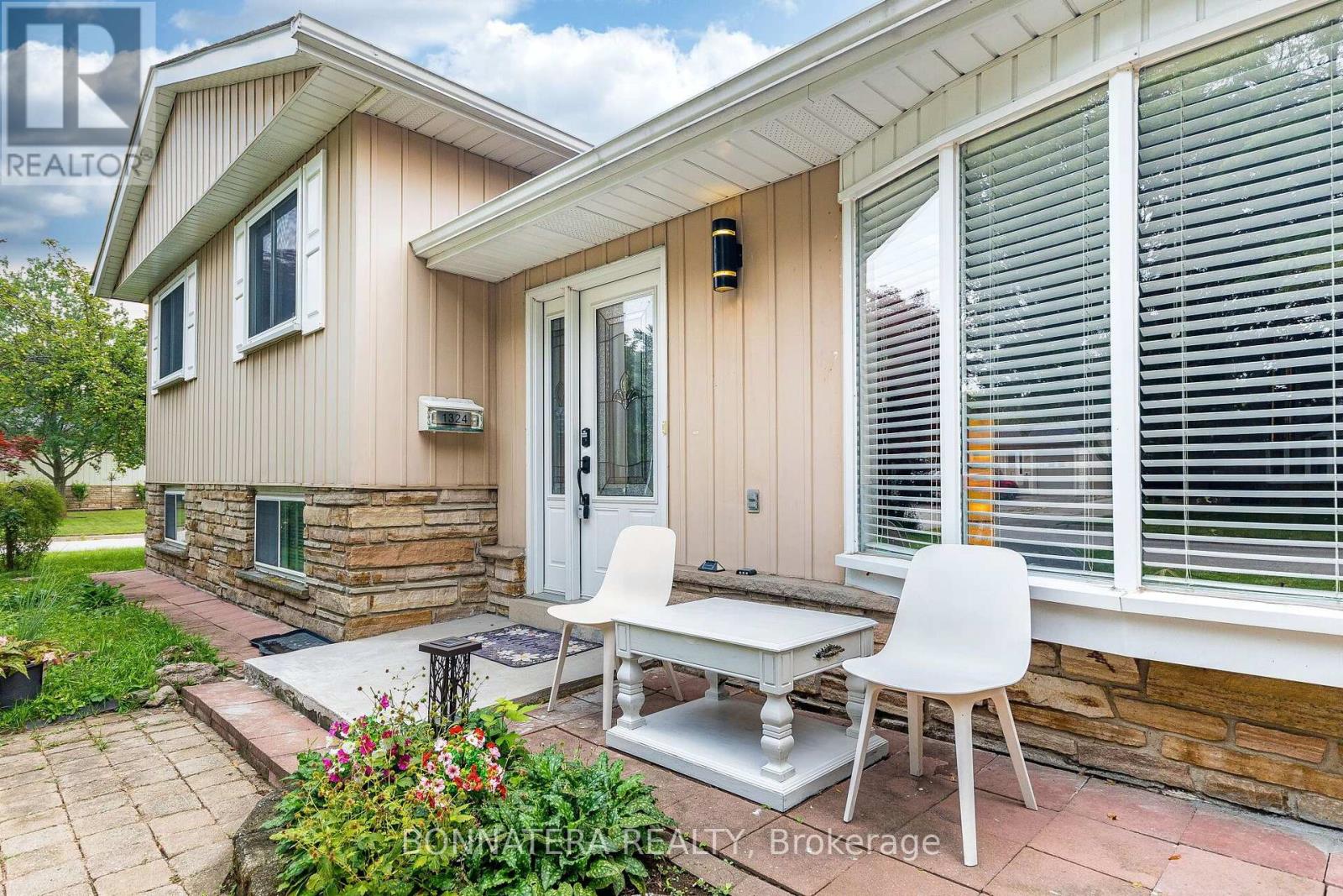 1324 Aldridge Crescent, Burlington, Ontario  L7M 1J1 - Photo 1 - W13667298