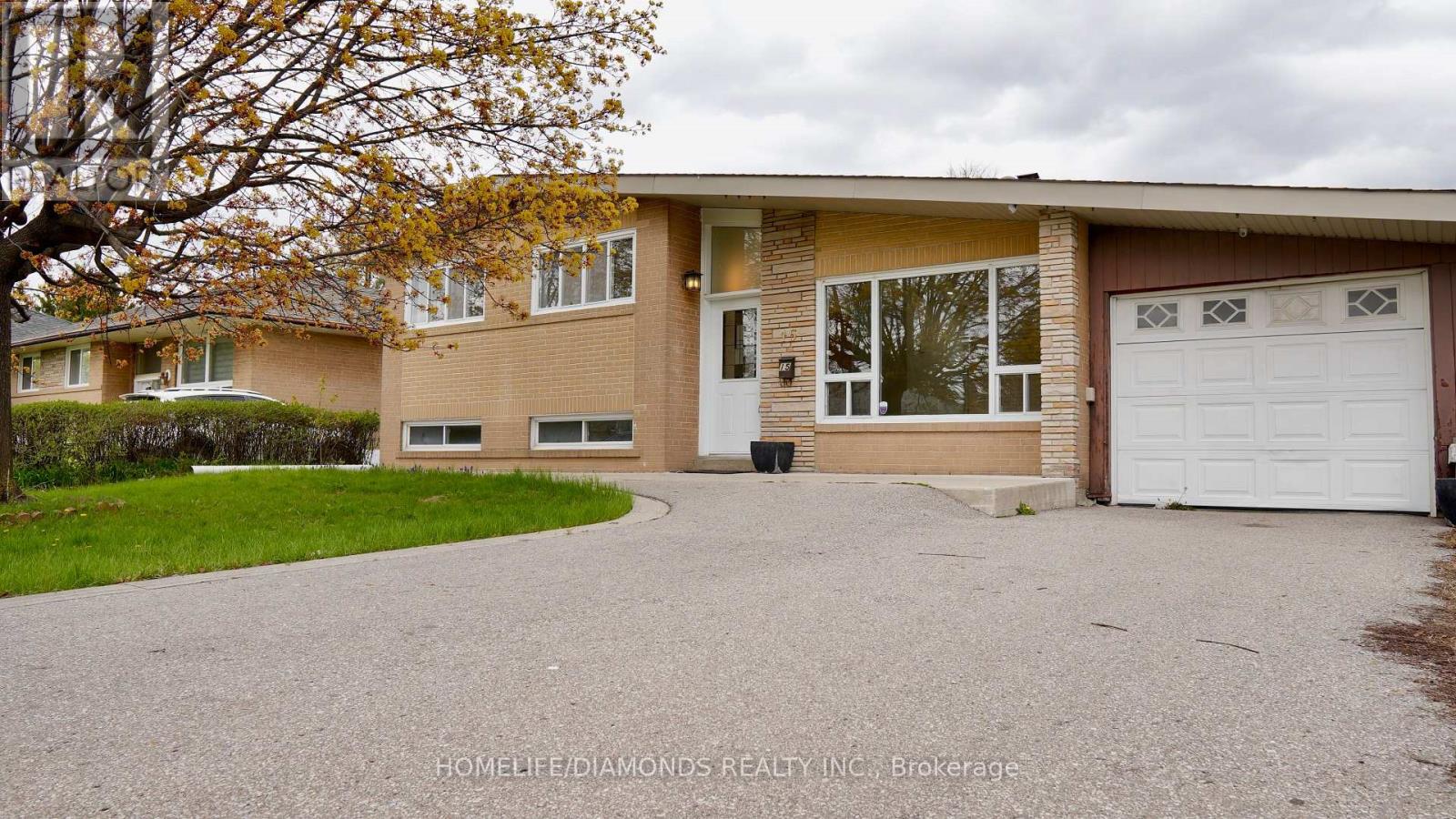 15 ATHLONE AVENUE, Brampton, Ontario