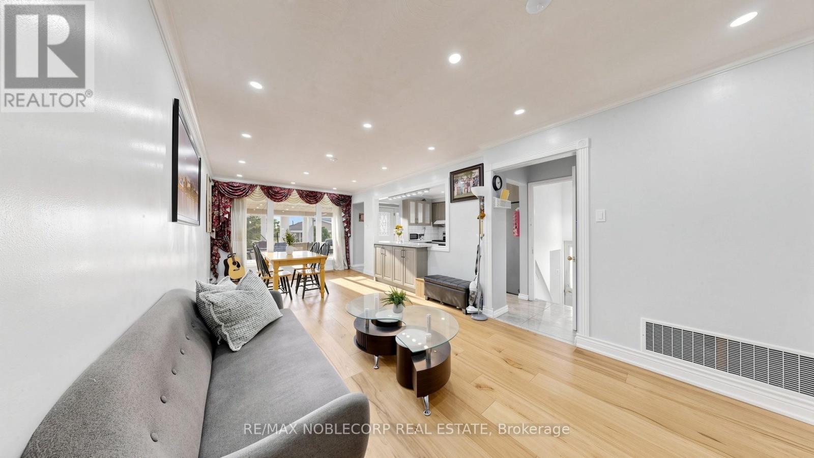 95 Snowood Court, Toronto, Ontario  M3N 1E7 - Photo 7 - W13622260