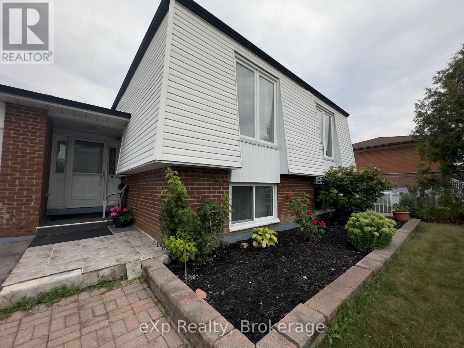7601 Lockington Crescent, Mississauga, Ontario  L4T 2V6 - Photo 2 - W13652368