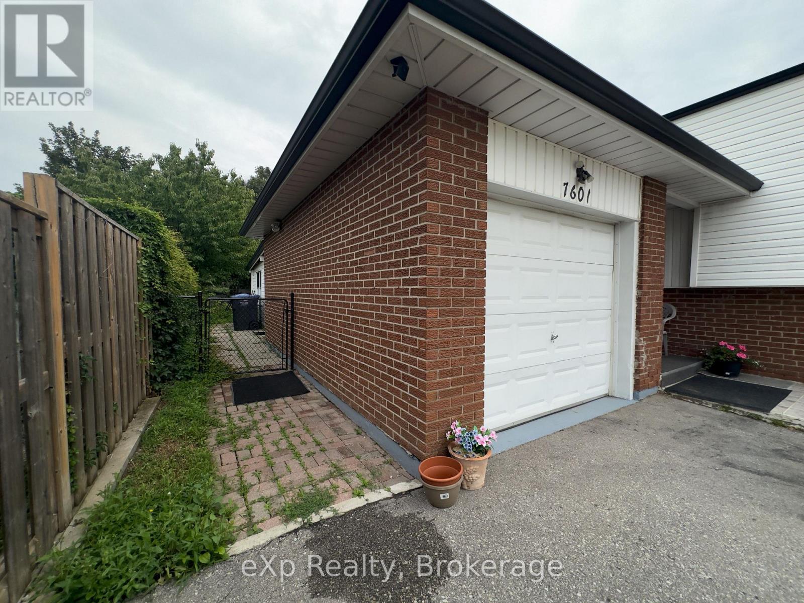 7601 Lockington Crescent, Mississauga, Ontario  L4T 2V6 - Photo 3 - W13652368