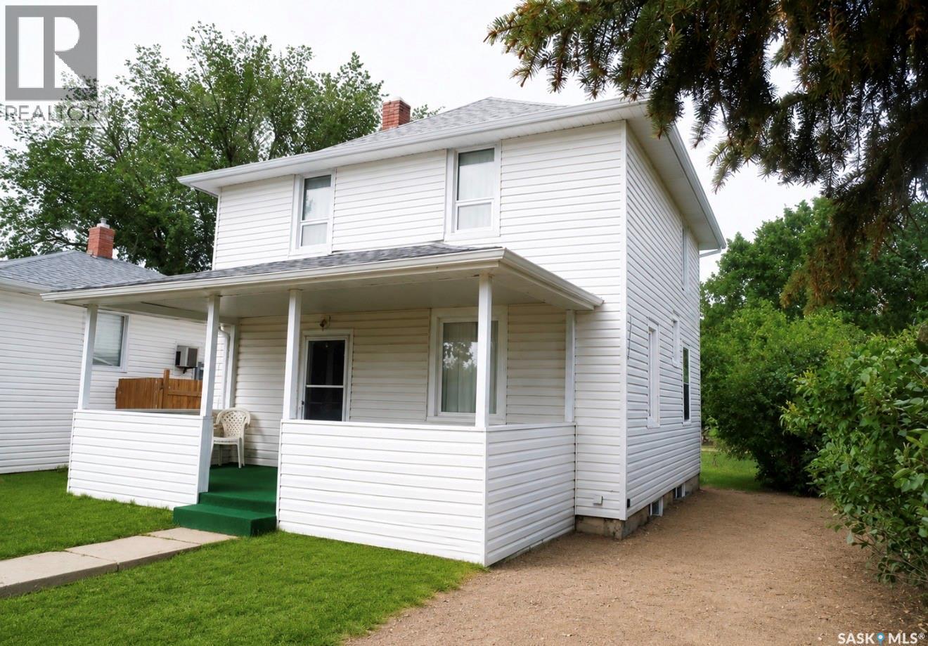 311 7th Avenue E, Assiniboia, Saskatchewan  S0H 0B0 - Photo 2 - SK045192