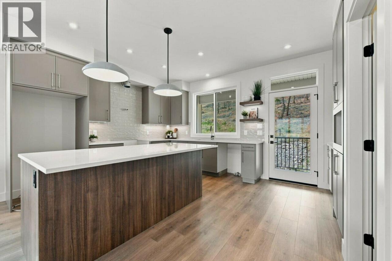 2071 Cortina Drive, Kelowna, British Columbia  V1P 1R3 - Photo 3 - 10397618