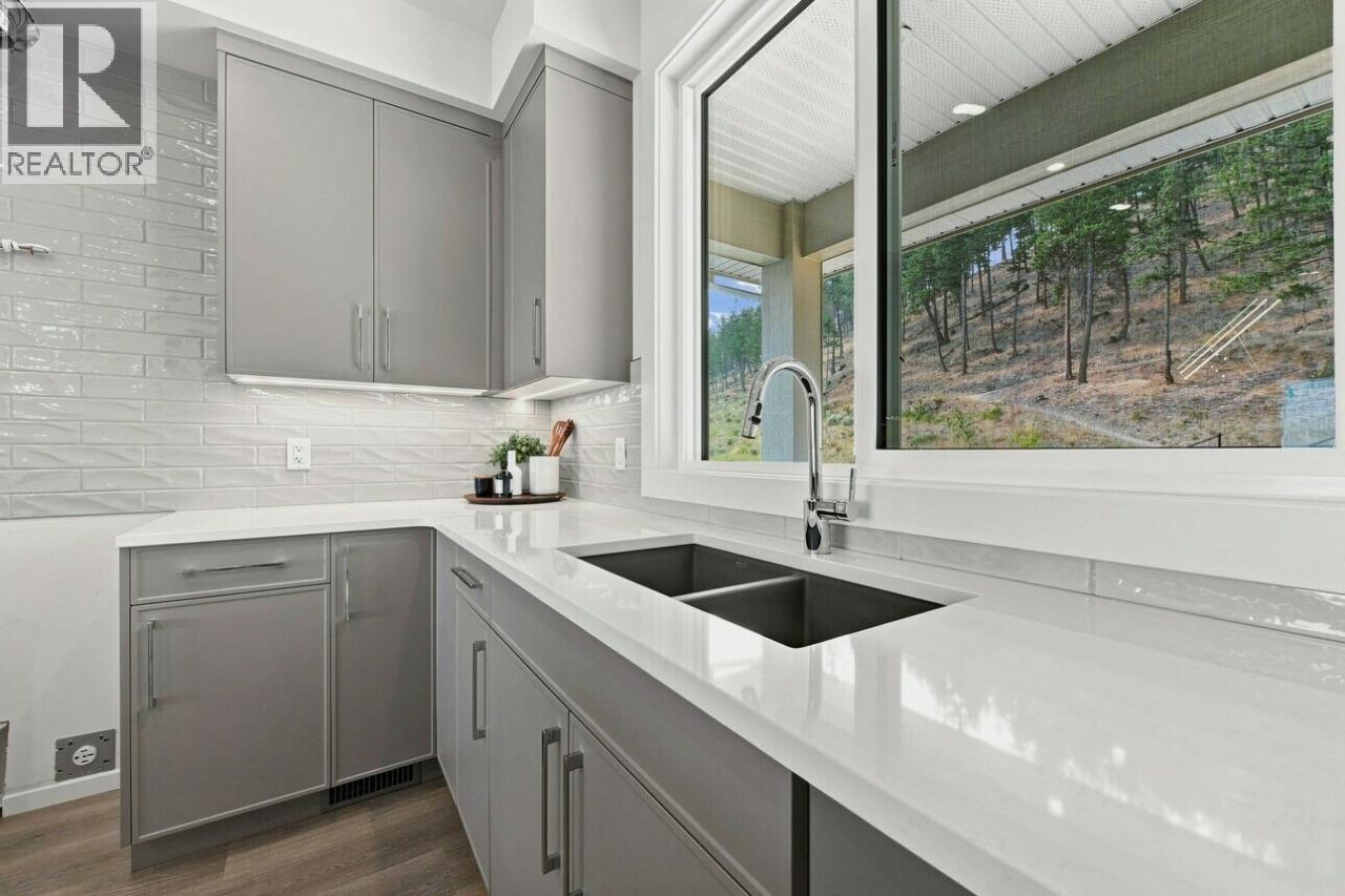 2071 Cortina Drive, Kelowna, British Columbia  V1P 1R3 - Photo 6 - 10397618