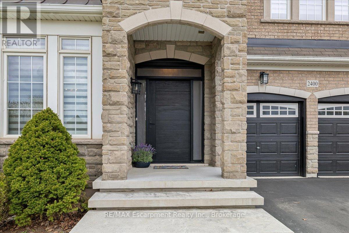 2400 Spring Meadow Way, Oakville, Ontario  L6M 0R6 - Photo 2 - W13667554