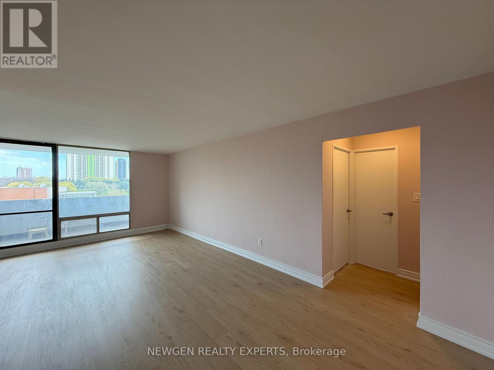 502 - 3 Massey Square, Toronto, Ontario M4C 5L5 - Photo 8 - E13667566