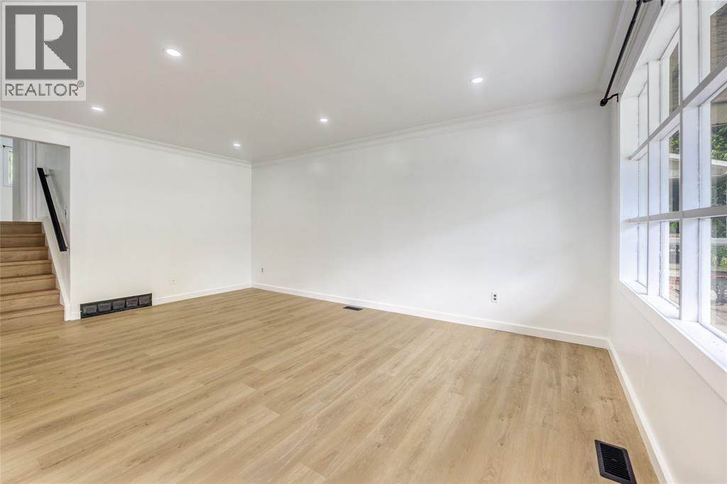 685 Amesbury COURT Sarnia Ontario Canada N7V2P9 3