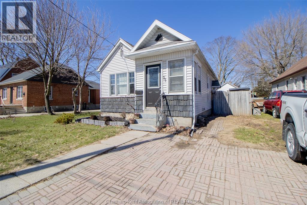 MLS# 26019658: 35 Alexandra AVENUE, Chatham, Canada