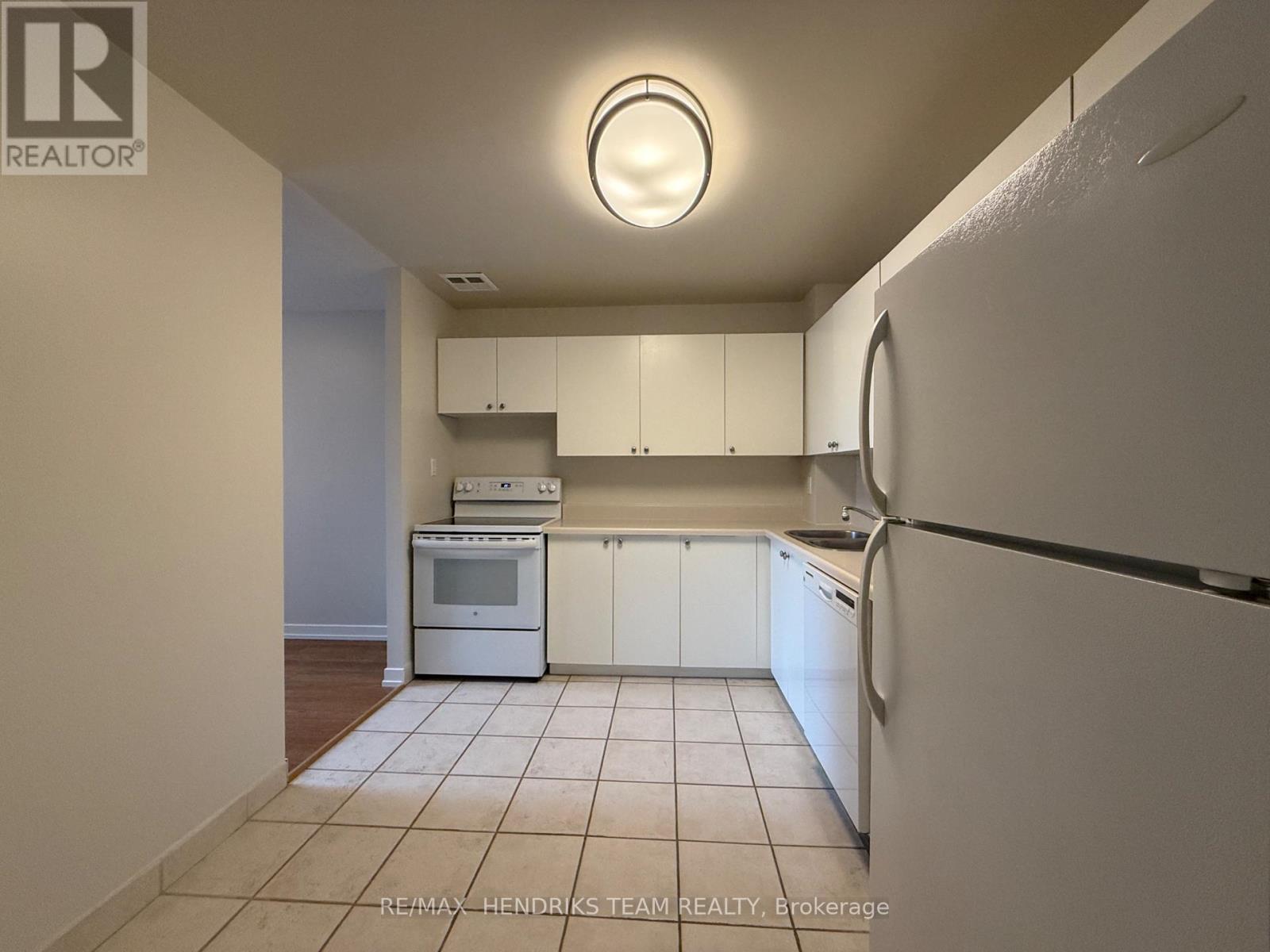 215 - 128 St Augustine Drive, St. Catharines, Ontario  L2P 3X6 - Photo 2 - X13667656