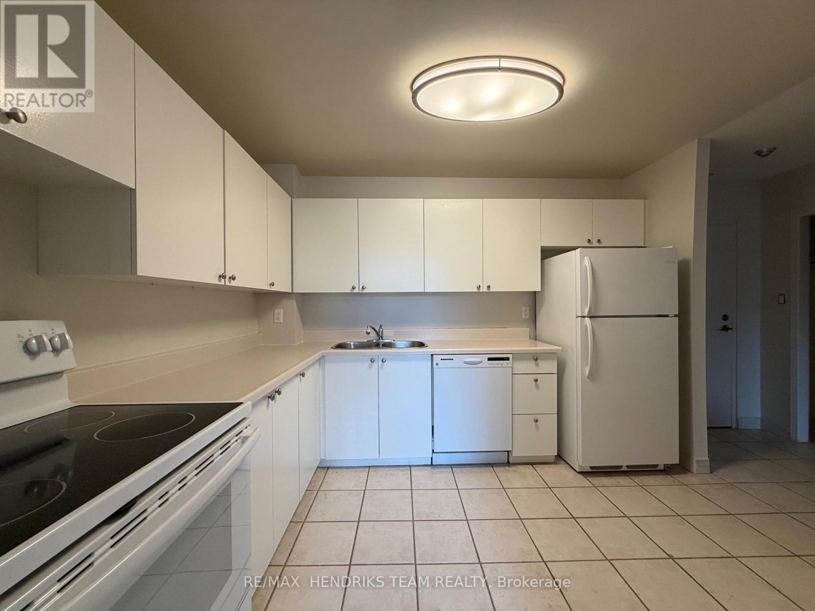215 - 128 St Augustine Drive, St. Catharines, Ontario  L2P 3X6 - Photo 3 - X13667656