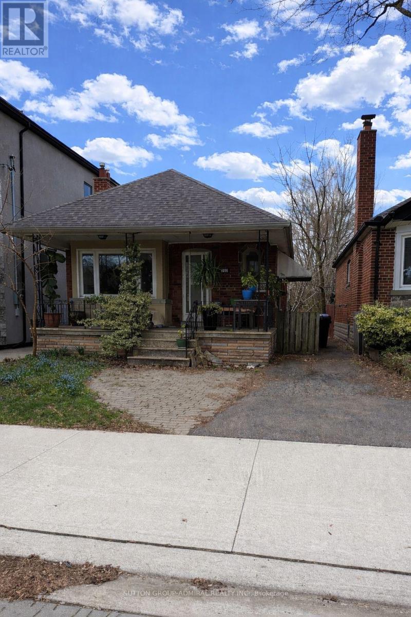 <div class="slider-price">$1,298,000</div><p>368 Winnett Avenue, Toronto, Ontario</p>